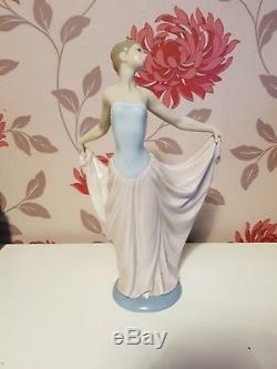 Lladro Porcelain Figurine The Dancer lady Holding Dress 5050