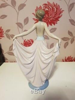 Lladro Porcelain Figurine The Dancer lady Holding Dress 5050