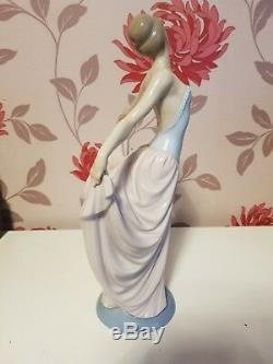 Lladro Porcelain Figurine The Dancer lady Holding Dress 5050