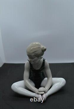 Lladro Porcelain Figurine Thinking Of My Debut Was £245 Now £208.00