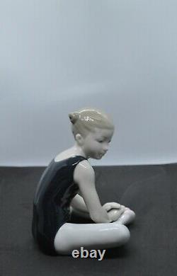 Lladro Porcelain Figurine Thinking Of My Debut Was £245 Now £208.00