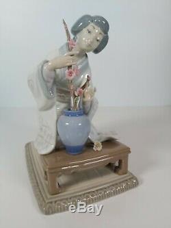 Lladro Retired Figurine 4840 Japanese Girl Decorating, Appr. 19cm Tall