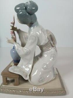 Lladro Retired Figurine 4840 Japanese Girl Decorating, Appr. 19cm Tall