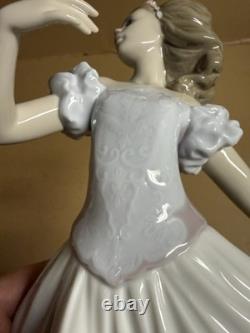 Lladro Spain Figure #6687 Sweet Sixteen Collectable Figure LOOKS Great No Box