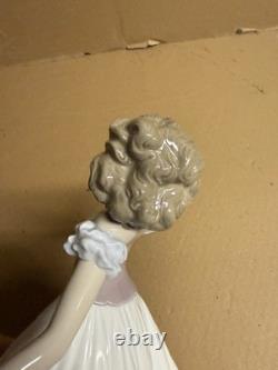 Lladro Spain Figure #6687 Sweet Sixteen Collectable Figure LOOKS Great No Box