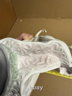 Lladro Spain Figure #6687 Sweet Sixteen Collectable Figure LOOKS Great No Box