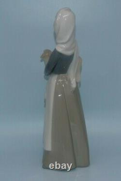 Lladro Spain figure Girl with Lamb Plain Apron #4584