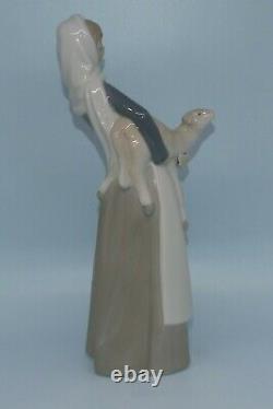 Lladro Spain figure Girl with Lamb Plain Apron #4584