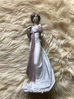 Lladro Summer Infatuation #6366 Retired 2005 Lady Holding Posey