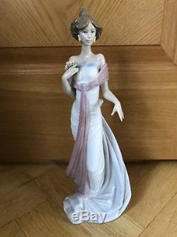 Lladro Summer Infatuation #6366 Retired 2005 Lady Holding Posey
