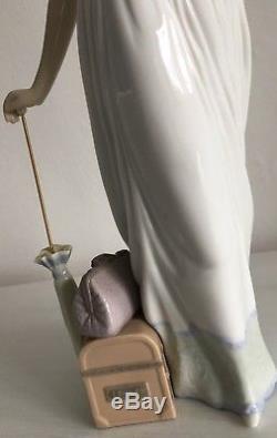 Lladro Travelling Companions. 6753. Lady with dog. 13.5''. With box