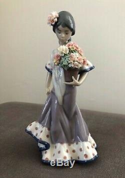 Lladro'Valencia girl with flowers figurine' MINT CONDITION