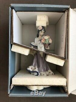 Lladro'Valencia girl with flowers figurine' MINT CONDITION