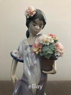 Lladro'Valencia girl with flowers figurine' MINT CONDITION