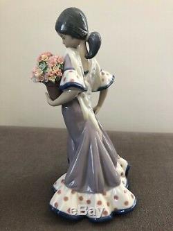 Lladro'Valencia girl with flowers figurine' MINT CONDITION