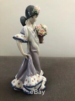 Lladro'Valencia girl with flowers figurine' MINT CONDITION