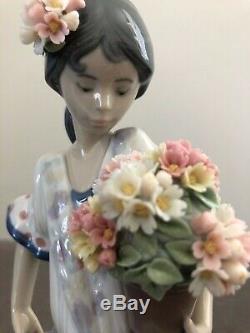 Lladro'Valencia girl with flowers figurine' MINT CONDITION