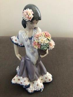 Lladro'Valencia girl with flowers figurine' MINT CONDITION