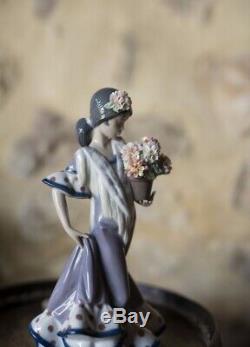 Lladro'Valencia girl with flowers figurine' MINT CONDITION