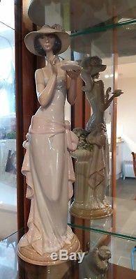 Lladro Very Rare and Stunning'Tall Lady With Tea' perfect condition
