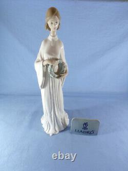 Lladro figure called unity model no 6377 sculptured by Marco Antonio Nogueron