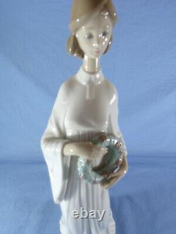 Lladro figure called unity model no 6377 sculptured by Marco Antonio Nogueron