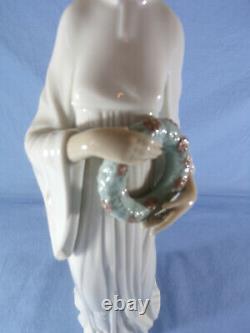 Lladro figure called unity model no 6377 sculptured by Marco Antonio Nogueron