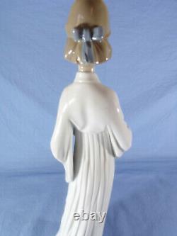 Lladro figure called unity model no 6377 sculptured by Marco Antonio Nogueron
