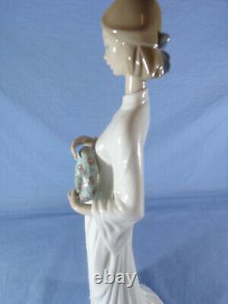 Lladro figure called unity model no 6377 sculptured by Marco Antonio Nogueron