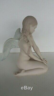Lladro figurine Beautiful Angel (Angel hermoso) 01018235