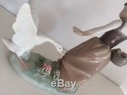 Lladro figurine Girl With Aggressive Goose 1288 IMMACULATE CONDITION