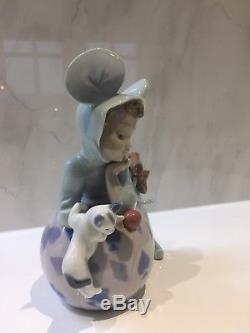 Lladro figurine Number 5881 Mischievous Mouse