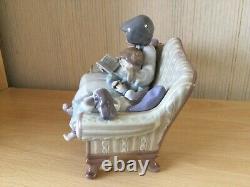 Lladro figurine girl reading to child with dog on the couch model 5735 (1990)