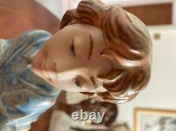 Lladro gres lady figurine holding a hat