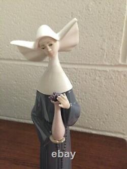 Lladro retired figurine 5550 Nun with Vase, Exc Cond Original box. V Rare 1989-