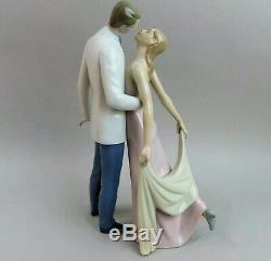 Lovely Lladro Happy Anniversary 6475 Kissing Couple Figurine