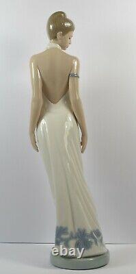 Lovely Lladro Nao Figure Elegance #1205 Beautiful Tall Lady Figure
