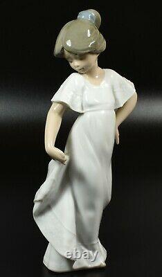 Lovely Lladro Nao Figure How Pretty 1110 Very Cute Piece