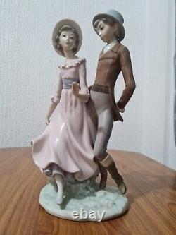 Lovely Lladro Nao Porcelain'gallant Couple Figure Of A Young Couple CC 1979