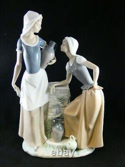 Lovely Nao / Lladro Porcelain Large Figure Talking Ladies At Well