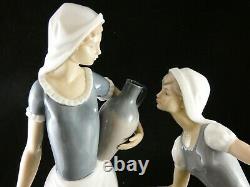 Lovely Nao / Lladro Porcelain Large Figure Talking Ladies At Well