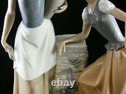 Lovely Nao / Lladro Porcelain Large Figure Talking Ladies At Well