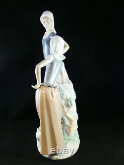 Lovely Nao / Lladro Porcelain Large Figure Talking Ladies At Well