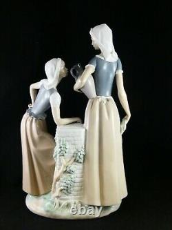 Lovely Nao / Lladro Porcelain Large Figure Talking Ladies At Well