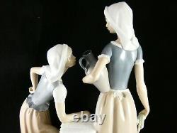 Lovely Nao / Lladro Porcelain Large Figure Talking Ladies At Well