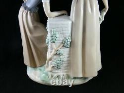 Lovely Nao / Lladro Porcelain Large Figure Talking Ladies At Well