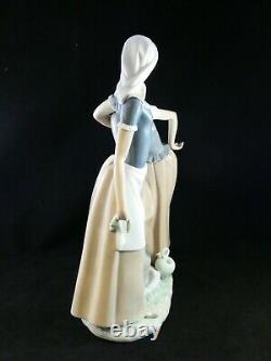 Lovely Nao / Lladro Porcelain Large Figure Talking Ladies At Well