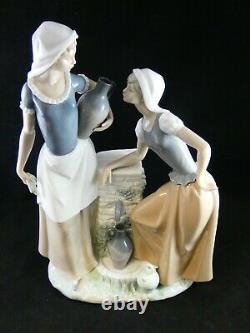 Lovely Nao / Lladro Porcelain Large Figure Talking Ladies At Well