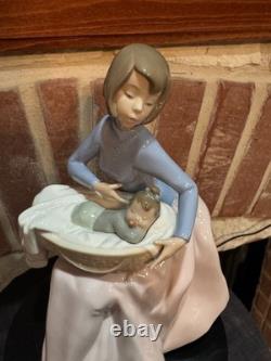 NAO BY LLADRO BUNDLE OF LOVE #1214 (mint condition)