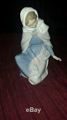 NAO BY LLADRO Complete 5 piece Nativity Figure Set plus barn, w orig. Boxes